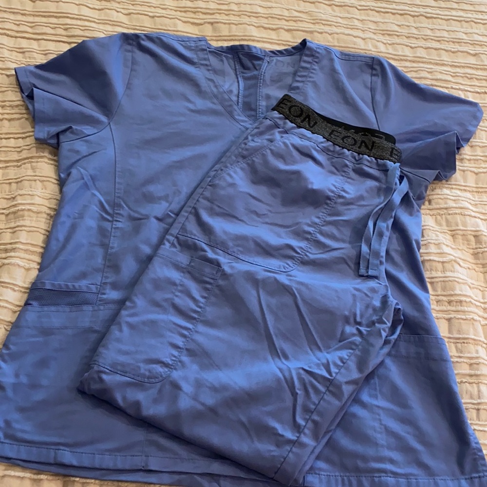 Maevn scrub set